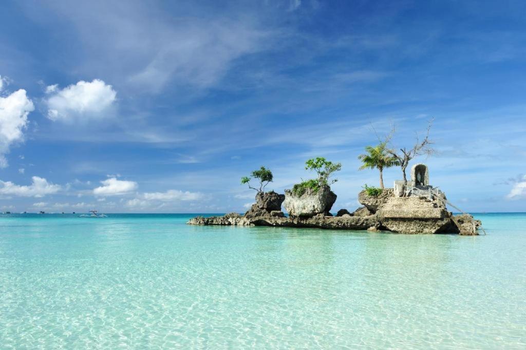 Alice In Wonderland Beach Hotel Balabag  Buitenkant foto